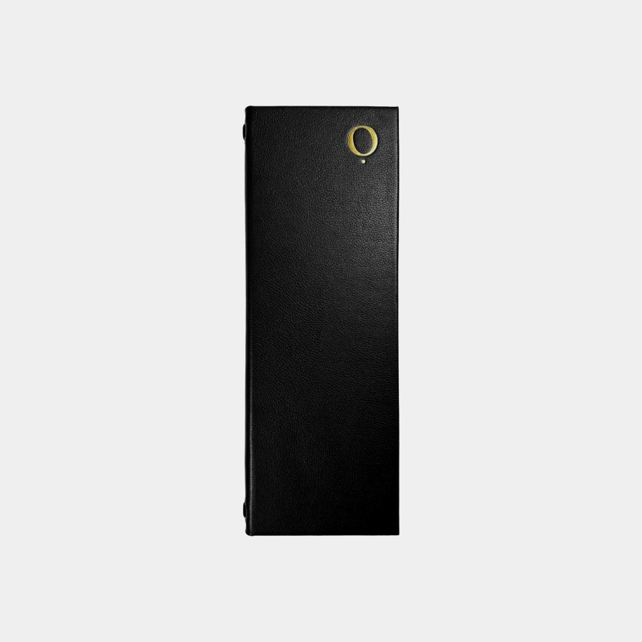 Bìa menu thức ăn, menu rượu và đồ uống, cùng menu minibar được thiết kế theo mục đích sử dụng và yêu cầu nhận diện của từng khu vực dịch vụ.