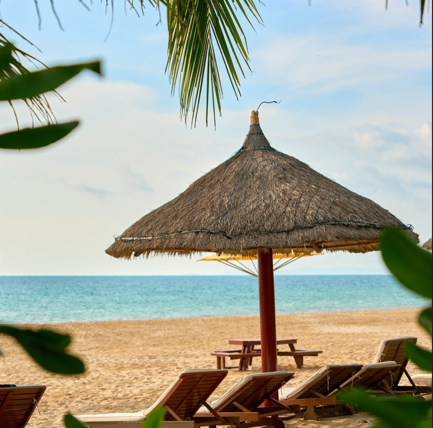 wooden-sun-lounger-for-pool-resort