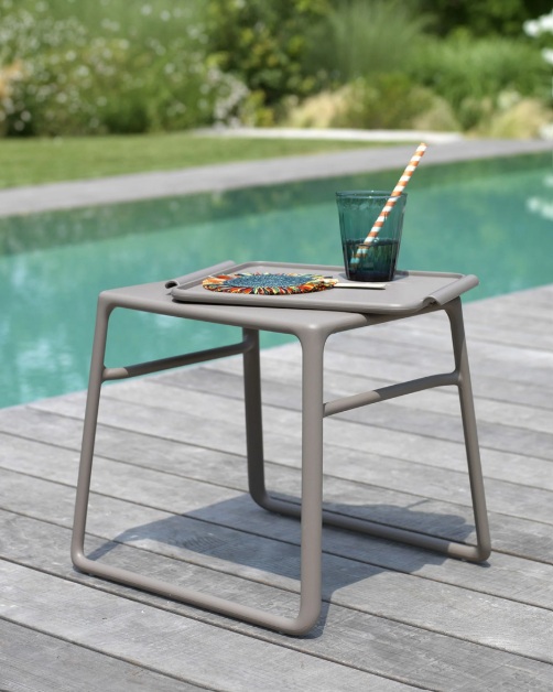 Bàn side table hồ bơi có khay phía dưới tháo rời tiện dụng